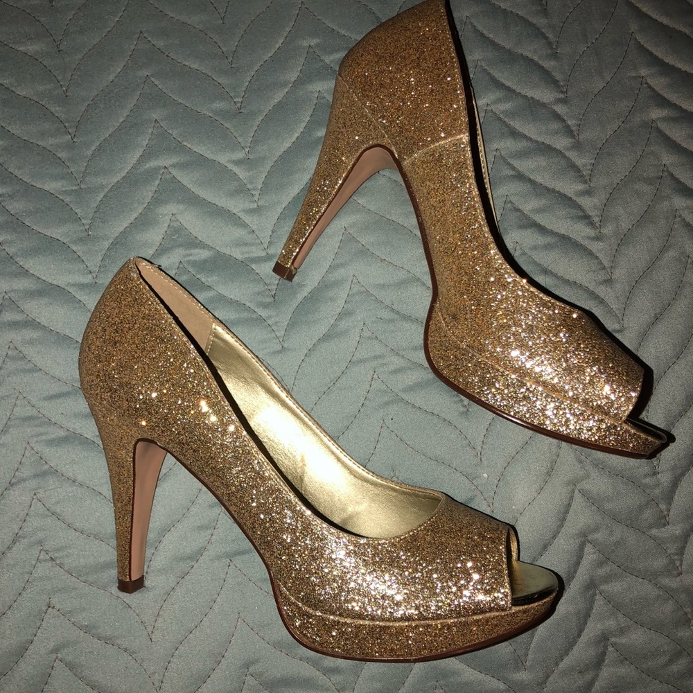 Open-toed Gold Sparkly Heels